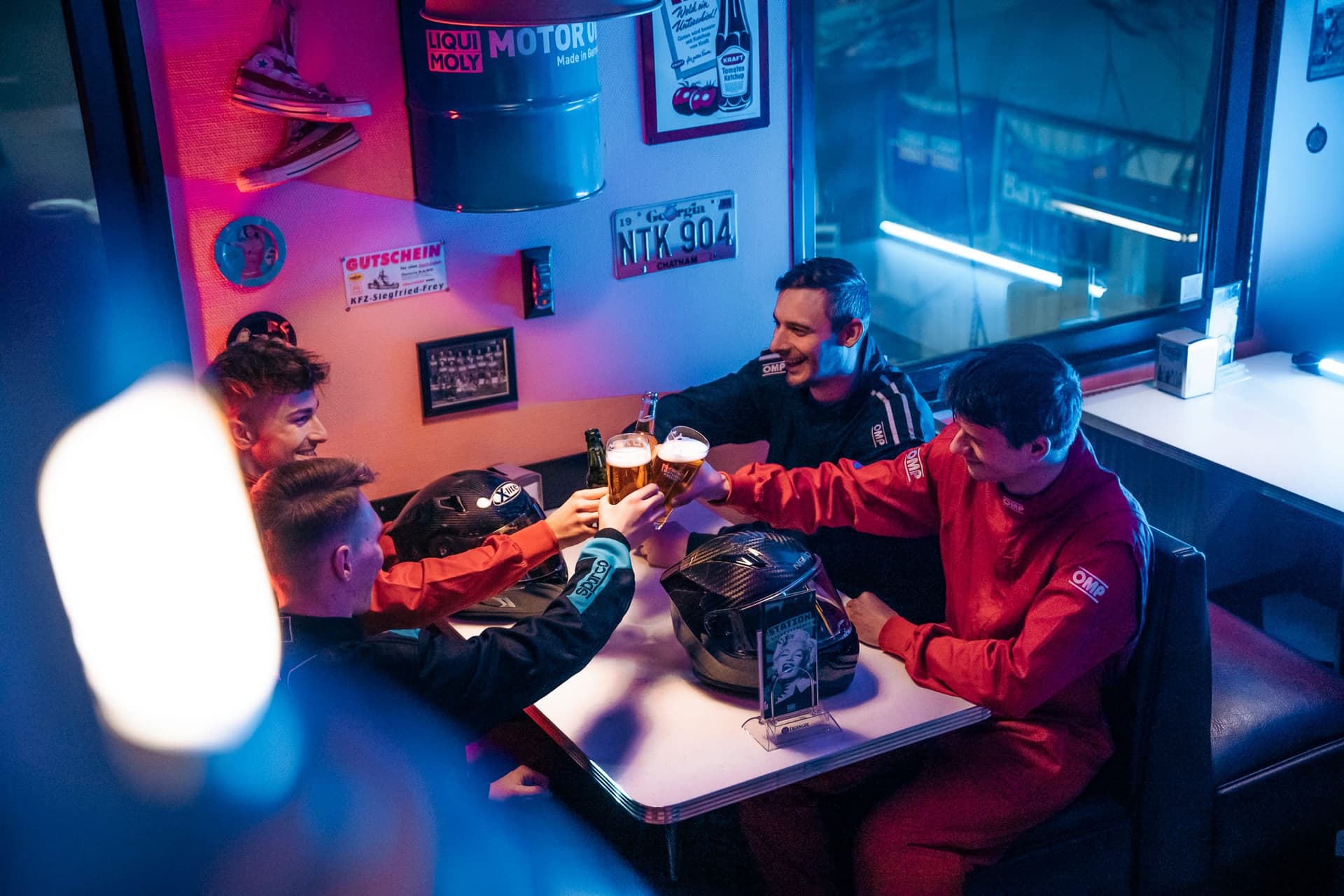 Fahrer stoßen im Bavaria Kart Bistro an
