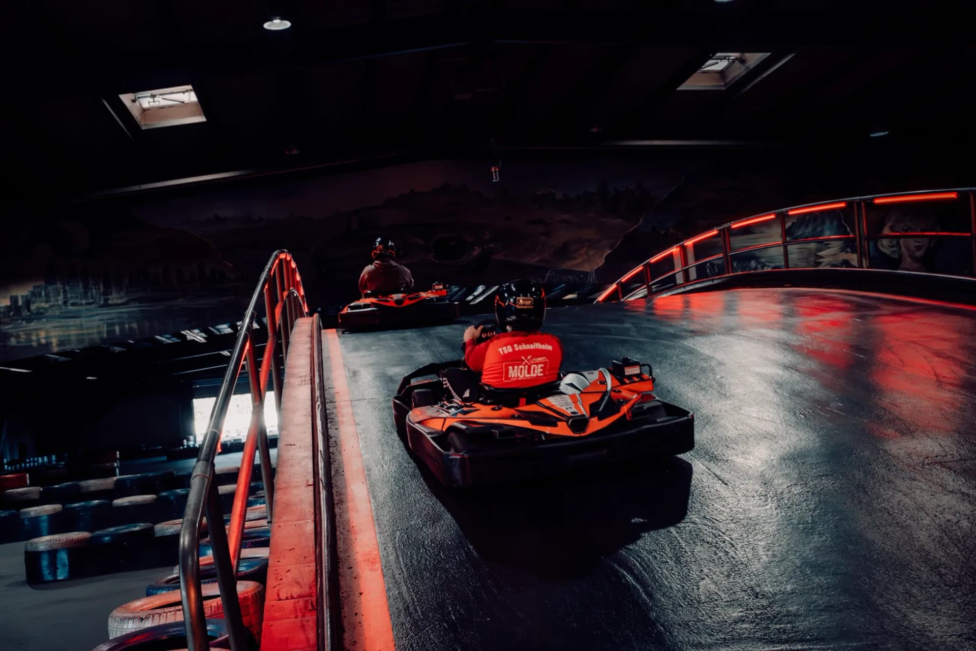 Gokart-Rennen über die Brücke der Indoor-Strecke von Bavaria Kart